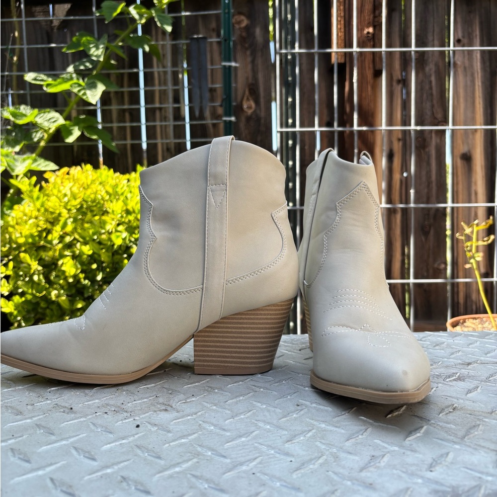 Elegant Cream Western Ankle Boots - Picture 6 of 8